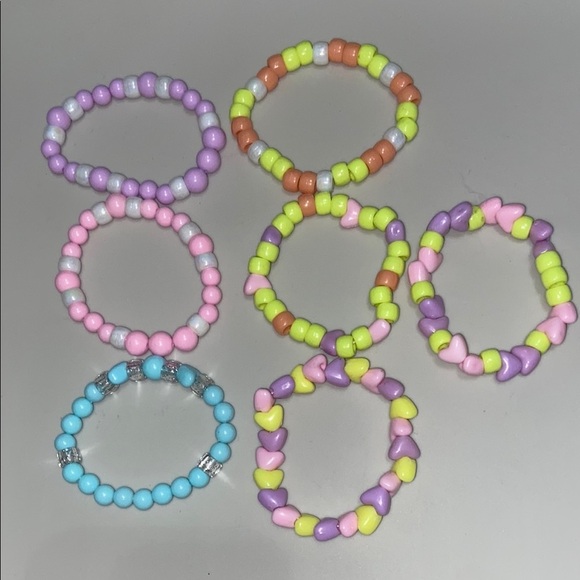 Set of 7 beaded bracelets, vibrant colors. Perfect for gifting or givys. - Picture 1 of 3